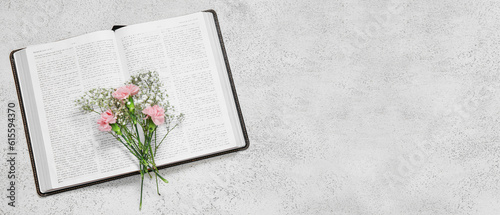 Tableau sur toile Holy Bible and flowers on light background with space for text