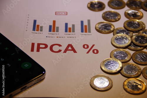 IPCA - Gráfico representando evolução, calculadora e algumas moedas de Real. photo