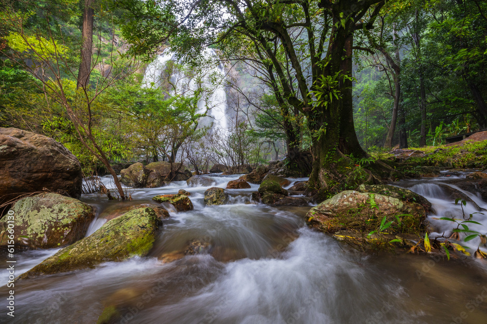 Obraz premium Khlong Lan waterfall, Beautiful waterfall in Kamphaeng Phet province, ThaiLand.