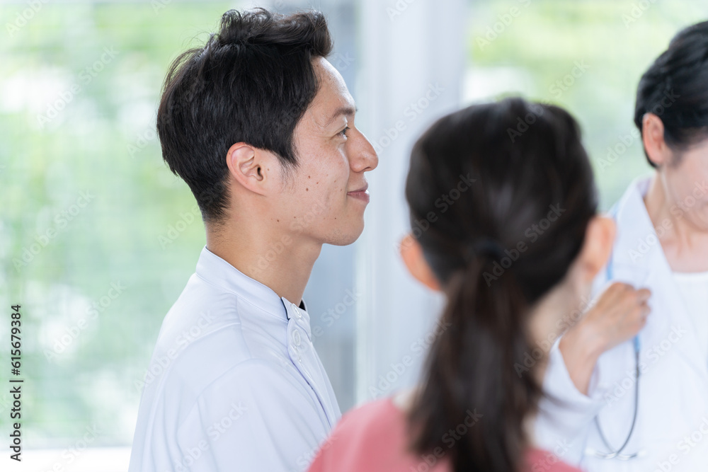会議をする医者と看護師