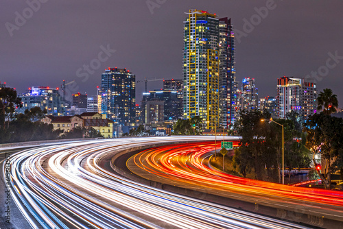 Stampa su tela Long exposure from a pedestrian bridge over the Interstate 5 freeway in downtown San Diego, California