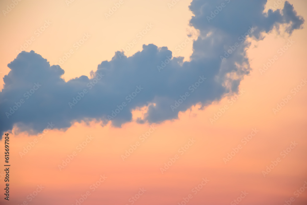 Tapeta niebieskie chmury na pomarańczowym niebie, przy zachodzie słońca 