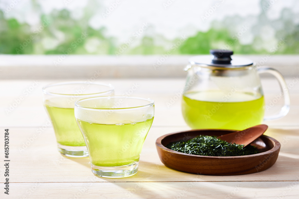 二つのガラスコップにお茶、爽やかな光が差し込む部屋 二つのガラスコップにお茶、爽やかな光が差し込む部屋