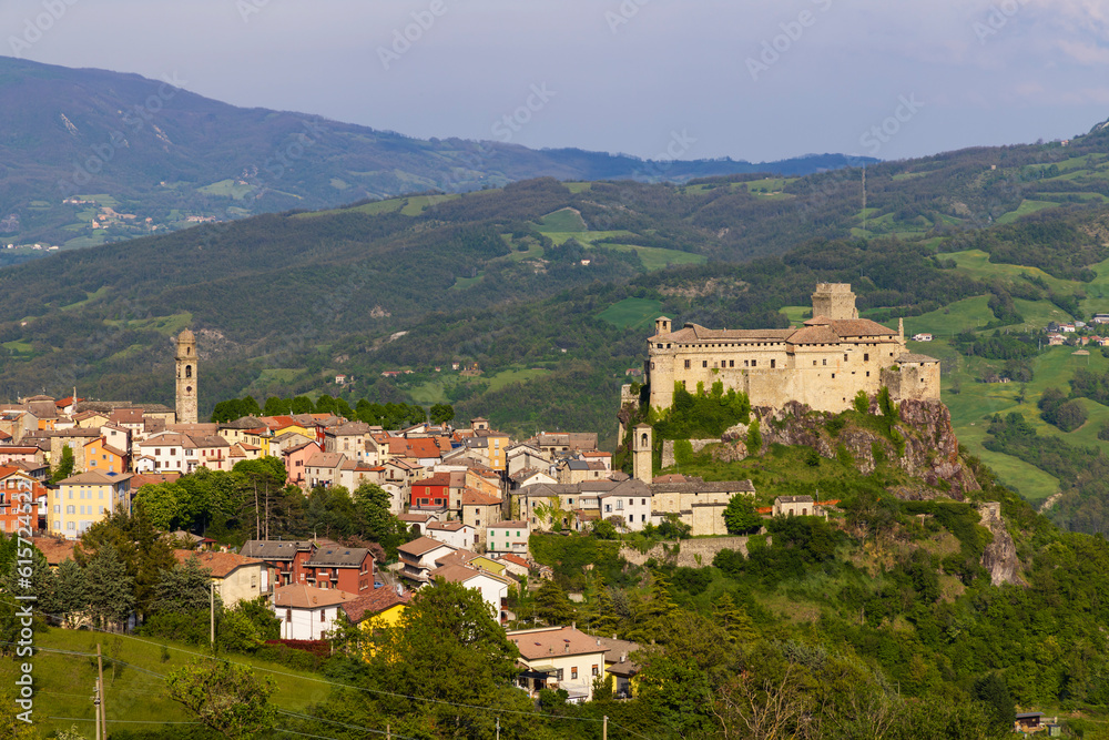 Bardi castle (Castello di Bardi) with town, province of Parma, Emilia Romagna