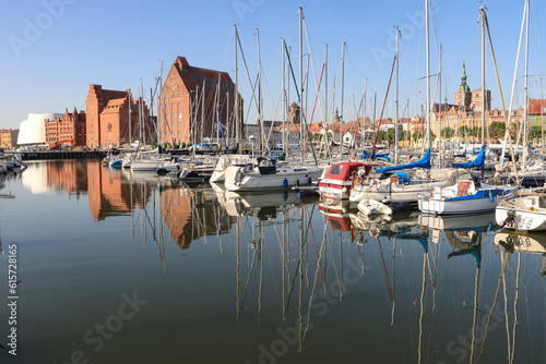 Romantische Hafenszene; Blick von der Nordmole auf die Hansestadt Stralsund