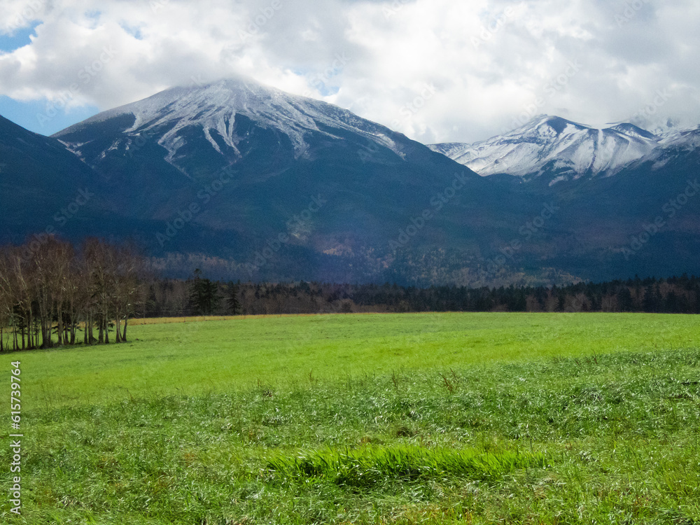 Fototapeta premium 初秋の十勝岳連峰