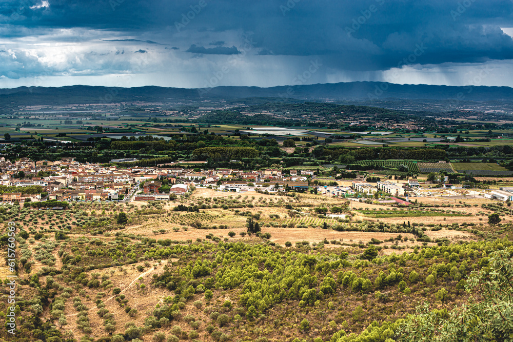 Vue panoramique  avec ciel d'orage sur la région de l'Emporda (Espagne) et sur le village de Torroella de Montgrí dans la province de Gérone.