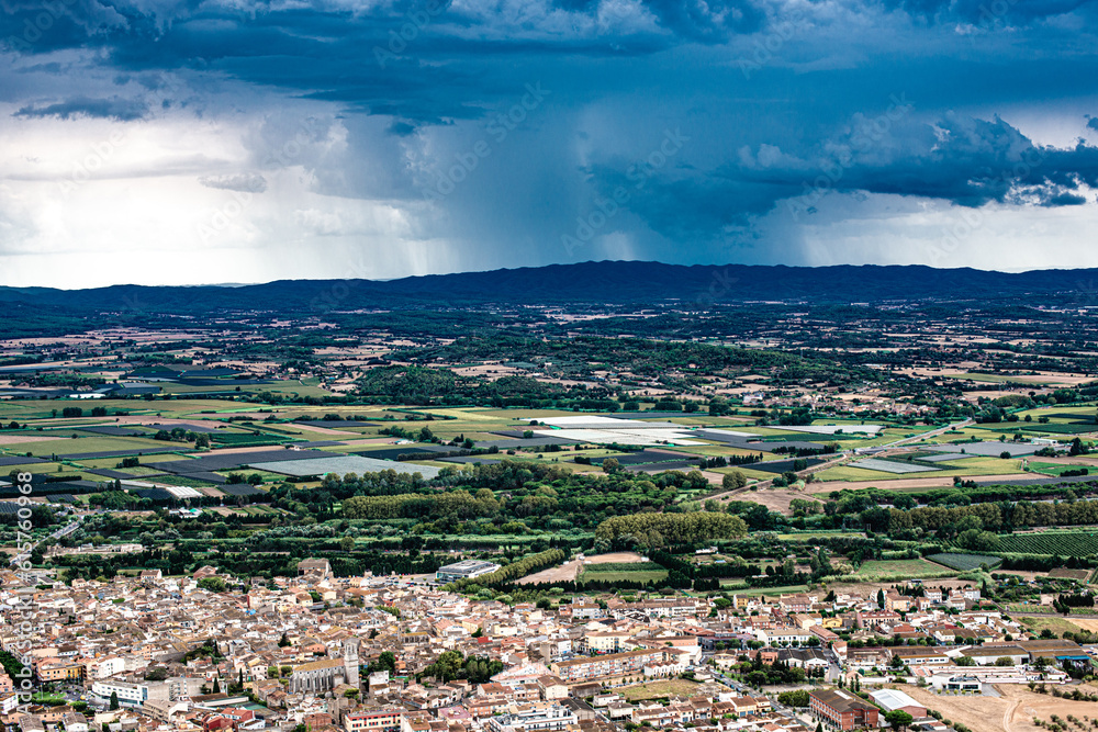 Vue panoramique  avec ciel d'orage sur la région de l'Emporda (Espagne) et sur le village de Torroella de Montgrí dans la province de Gérone.
