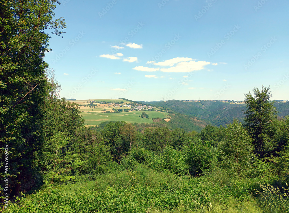 Blick ins Tal der Sauer in der Nähe von Bourscheid im Norden von Luxemburg in den luxemburgischen Ardennen auf dem Wanderweg Escapardenne Lee Trail.