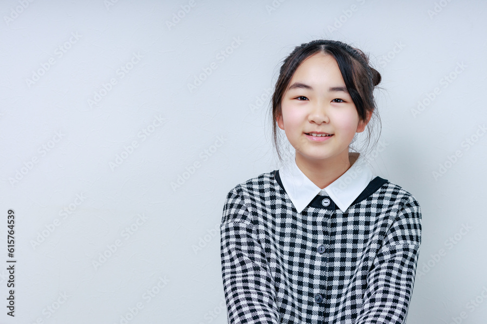 カメラ目線で笑顔の女の子 カメラ目線で笑顔の女の子