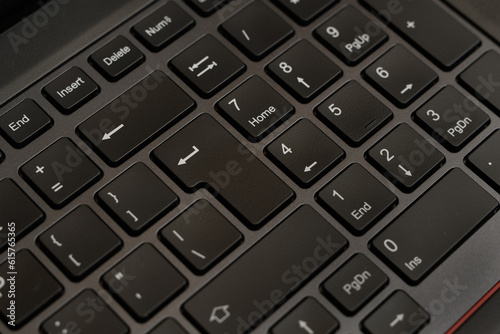 Zbliżenie macro na czarne klawisze klawiatury laptopa photo