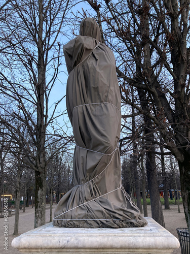 Statue dans un parc