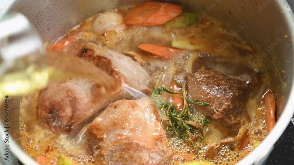 The chef adds apple juice to the braised pork shoulder in the pot.
The chef adds apple juice to the braised pork shoulder in the pot.