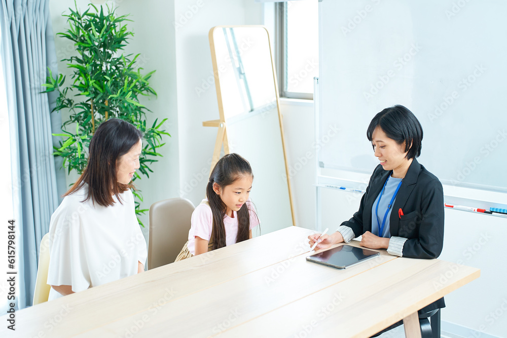 Fototapeta premium 親子とスーツ姿の女性の会話シーン