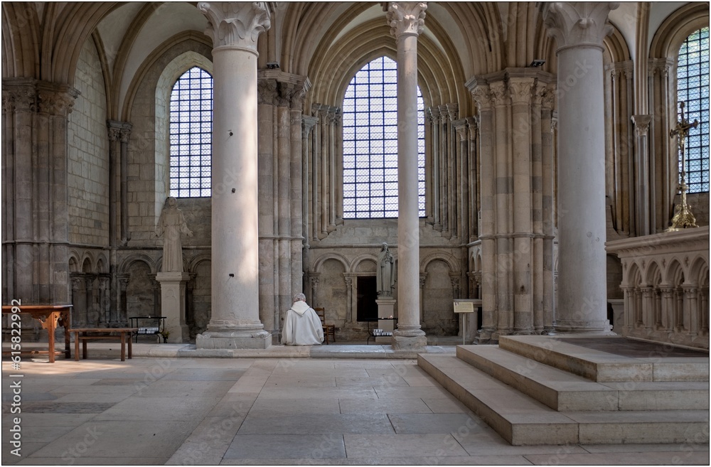 un prêtre basilique de Vezelay