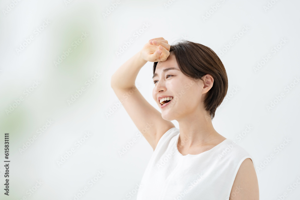 汗を拭う女性 汗を拭う女性