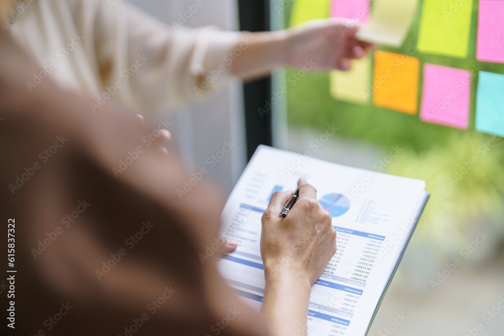 Stockfoto med beskrivningen Business People working on sticky