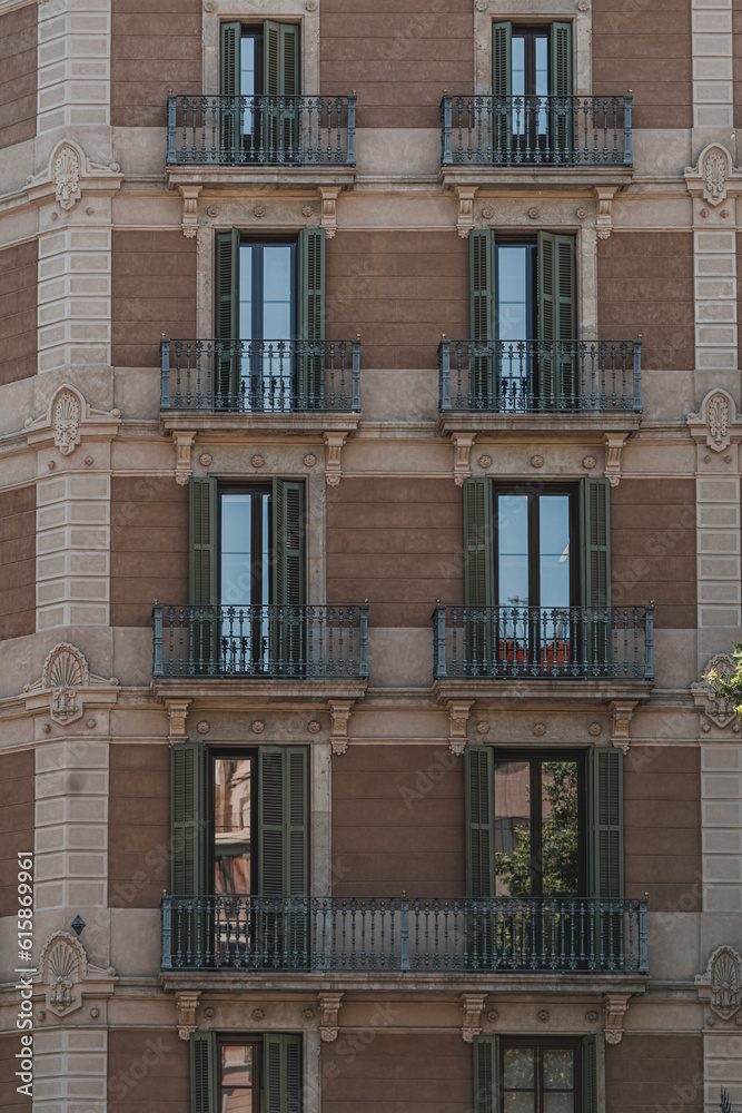 Obraz premium A facade of Barcelona building, pastel colors