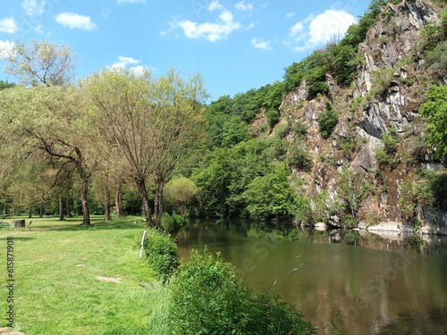 Blick auf den Fluss Sauer in der N  he von Dirbach in der Gemeinde Bourscheid im Norden von Luxemburg in den luxemburgischen Ardennen auf dem Wanderweg Escapardenne Lee Trail.