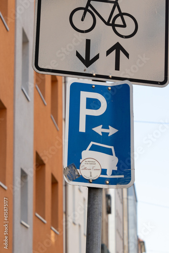 Verkehrszeichen erlaubt das Parken auf Gehweg