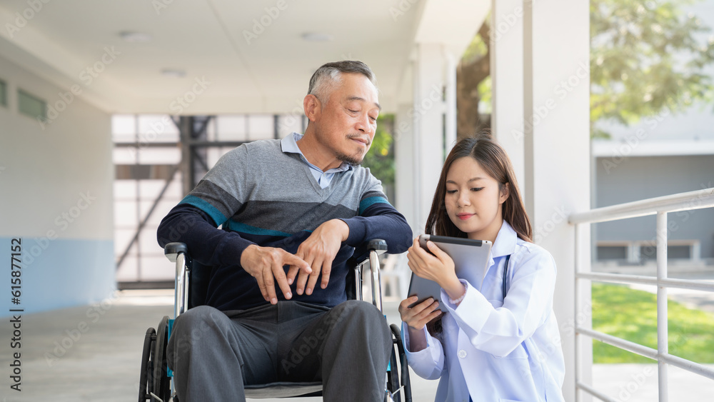 Obraz premium Female doctor consulting senior man at hospital. Medical staff explaining diagnosis to patient. Medicine and healthcare concept.