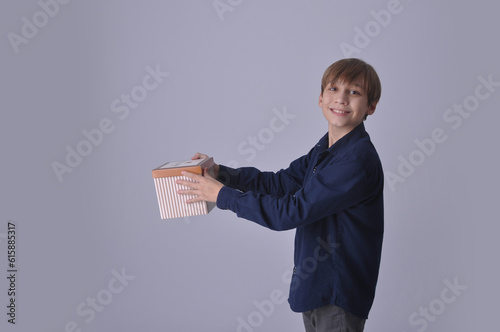 garoto sorridente segurando caixa presente para pai, feliz dia dos pais com amor e carinho  photo