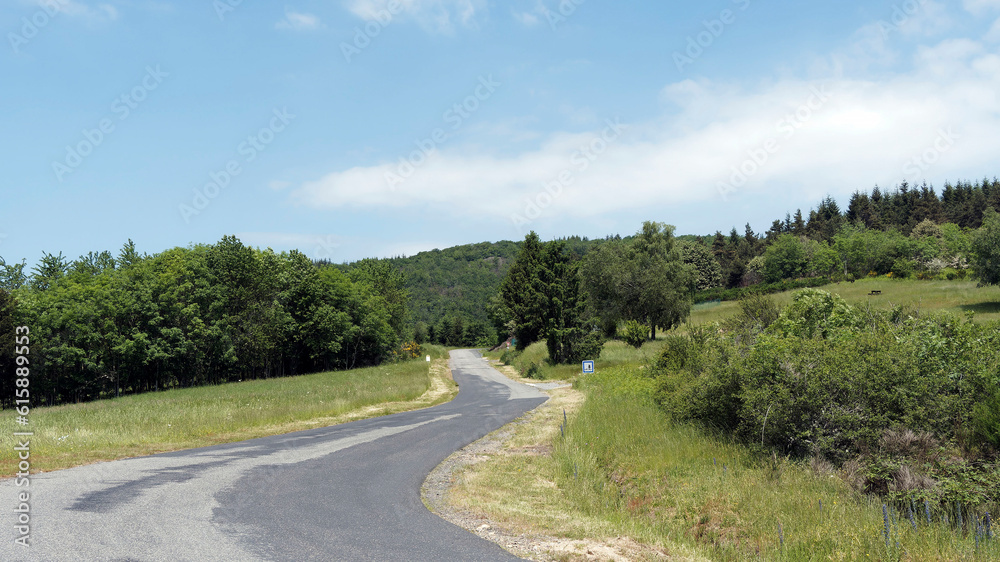Paysage de la Montagne Bourbonnaise entre Loire et Allier. Petites route sinueuse entre La Loge des gardes et la Chabane
