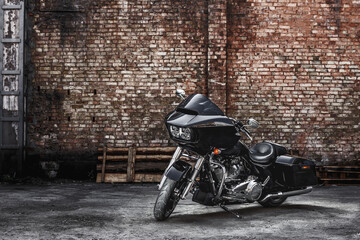Tableau sur plexiglas Moto Moto noire moderne devant mur de briques  © Designpics