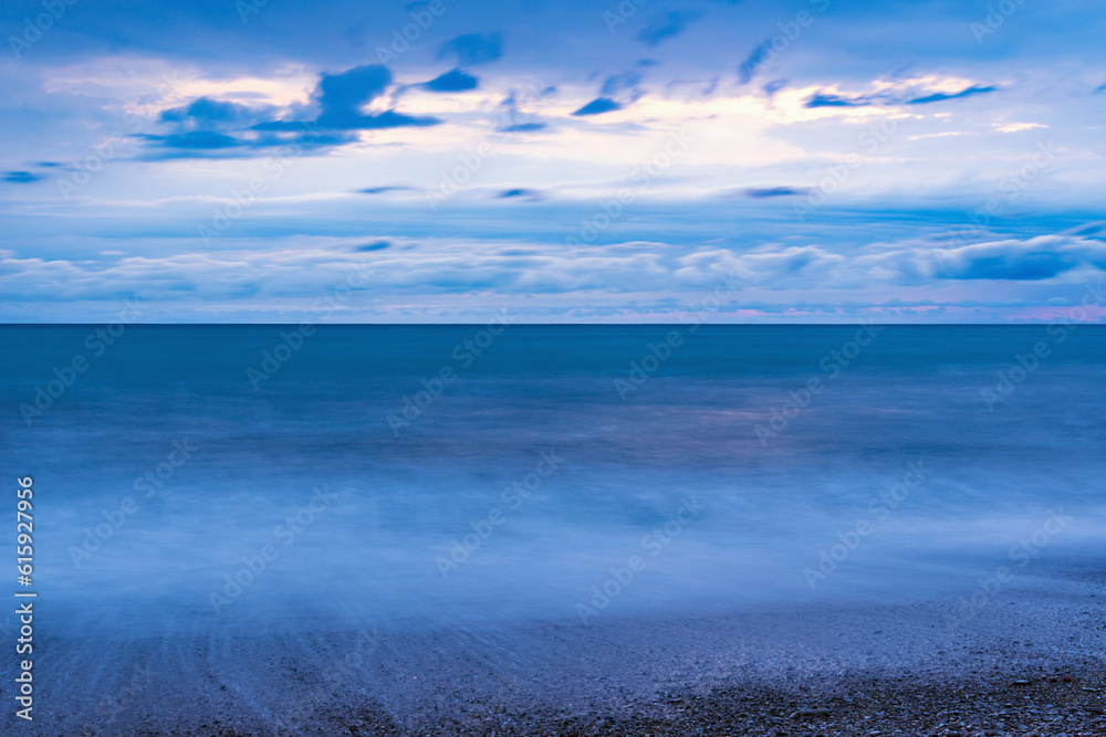 Naklejka premium Dark evening sky above the sea at stormy time.