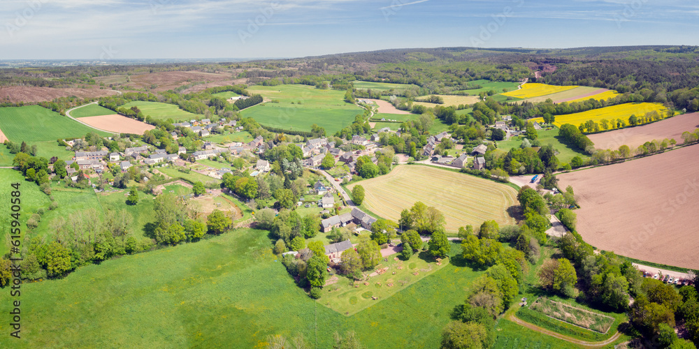 Broceliande en Bretagne, le village de Trehorenteuc et la campagne environnante, panorama vue drone