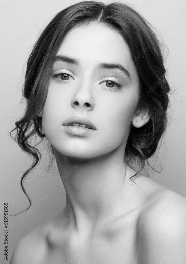 Naklejka premium Beauty cute fashion model with natural make up on pink background