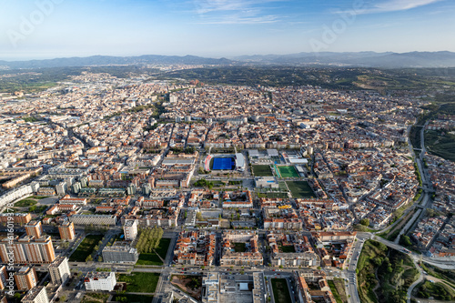 Vista aerea de ciudad con un campo de futbol en medio de la imagen © David