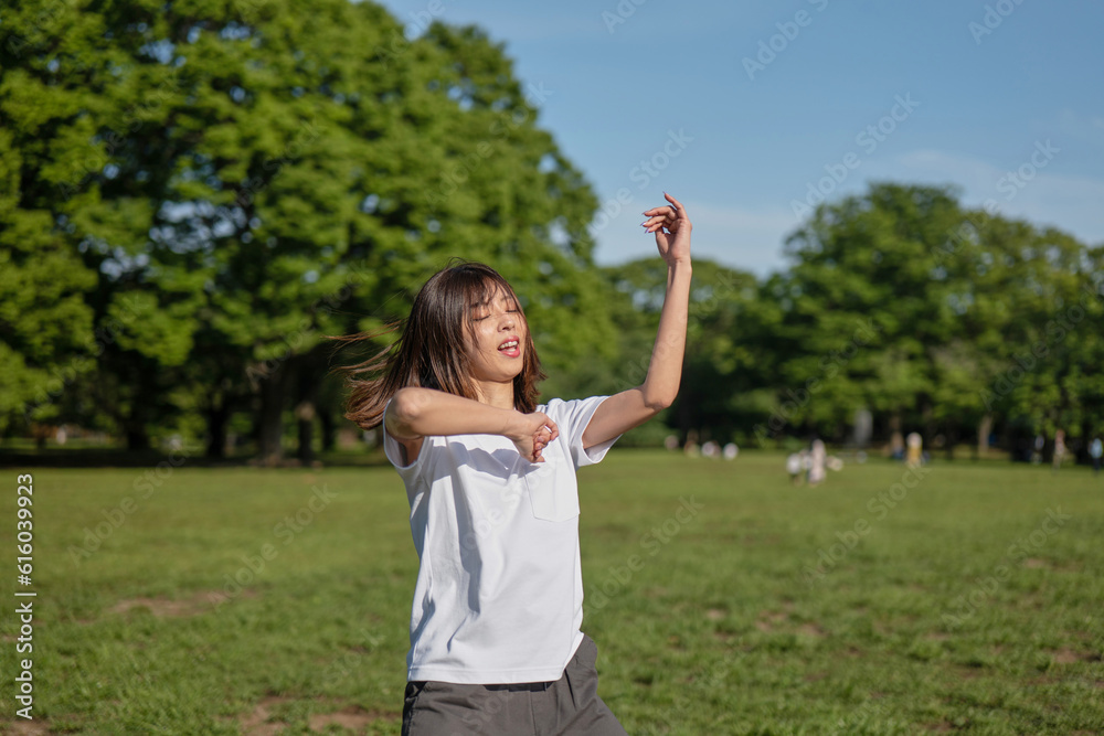 新緑の公園で踊る女性
