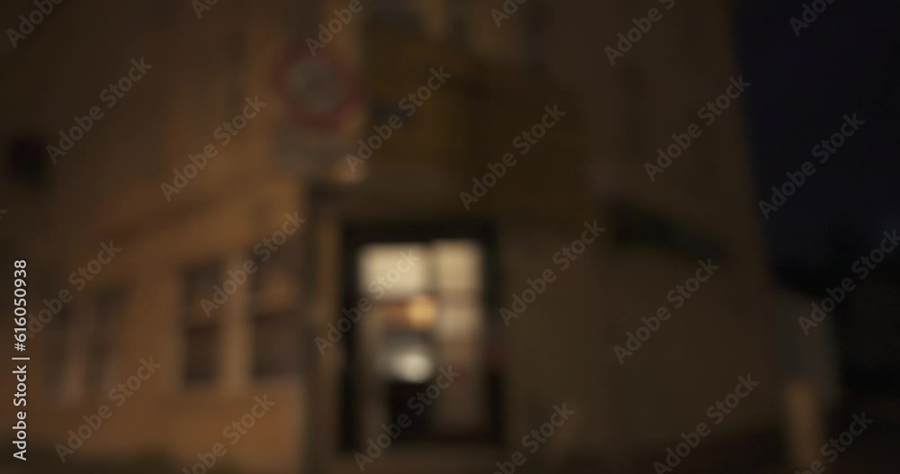 Fahrt durch eine  Stadt in der Nacht