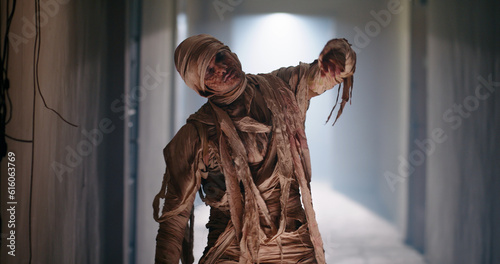 Foto Scary ancient mummy in bandages in haunted house