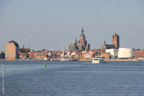 Hansestadt Stralsund; Uferfront mit Marienkirche, Jacobikirche und Ozeaneum