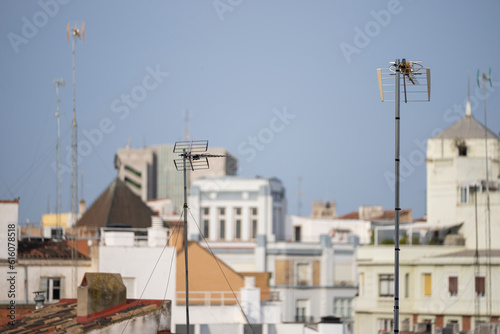 Antenas y Edificios un dia despejado apaisado © Conmisojos