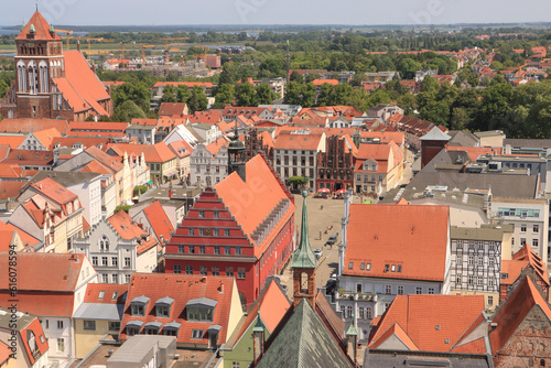 Hanseatisches Kleinod; Blick vom Greifswalder Dom auf Markt mit Rathaus und Marienkirche