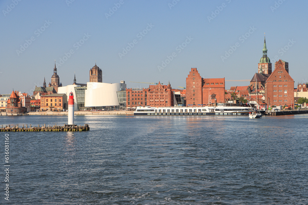 Fototapeta premium Hanseatisches Kleinod; Blick auf die Altstadt von Stralsund