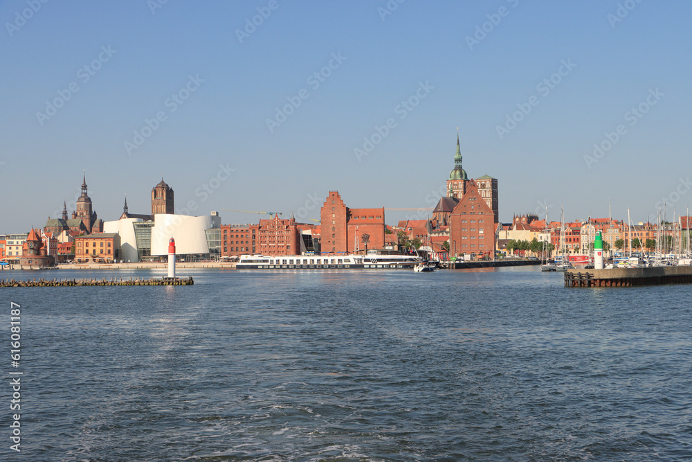 Hansestadt Stralsund; Hafeneinfahrt und Panorama