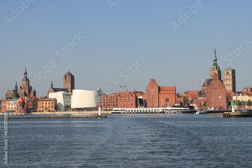 Hansestadt Stralsund; Hafeneinfahrt vor der Altstadtkulisse