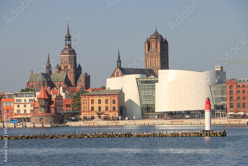 Alte und neues Wahrzeichen in Stralsund; Marienkirche. Lotsenhaus, Ozeaneum und Jacobikirche davor die Südmole der Hafeneinfahrt photo