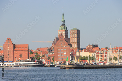 Hansestadt Stralsund; Hafeneinfahrt mit St. Nikolai