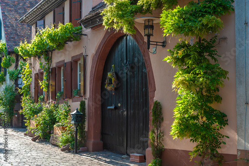 Schmucke Hausfassade in der historischen Theresienstraße in Rhodt unter Rietburg. Region Pfalz im Bundesland Rheinland-Pfalz in Deutschland photo