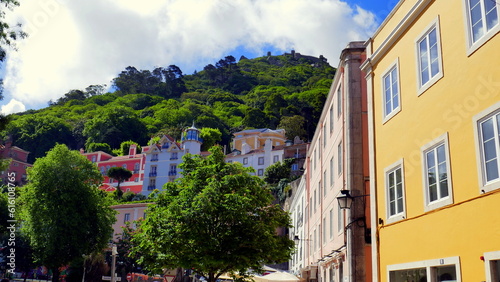 herrlicher Blick auf Berg von Sintra mit Häusern bei Lissabon mit weißen Wolken über grünem Wald