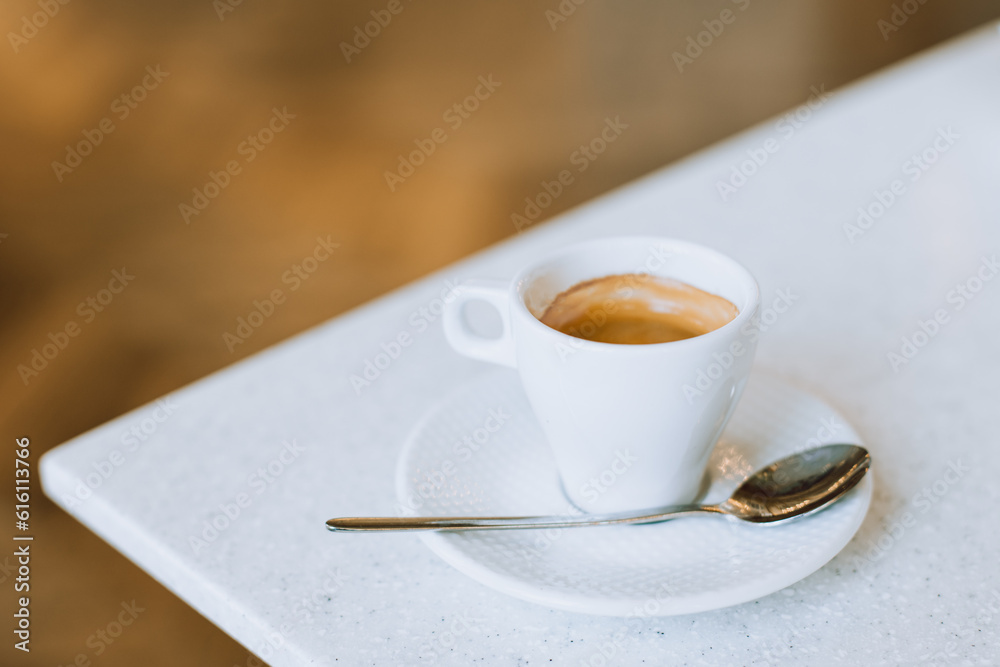 Obraz premium Cup of black coffee on a table in a cafe.