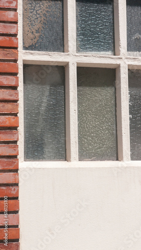 Ventanal con cristalera en fachada de ladrillo