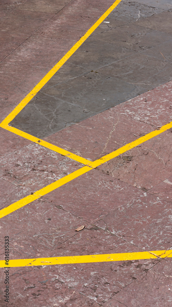 Líneas amarillas en suelo de piedra