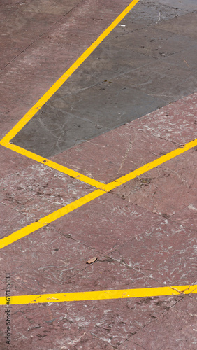 Líneas amarillas en suelo de piedra