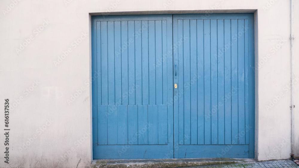 Puerta de tablones de madera pintados de azul